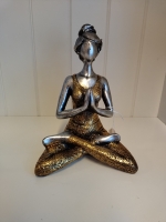 Beeld dame figuur yoga gold