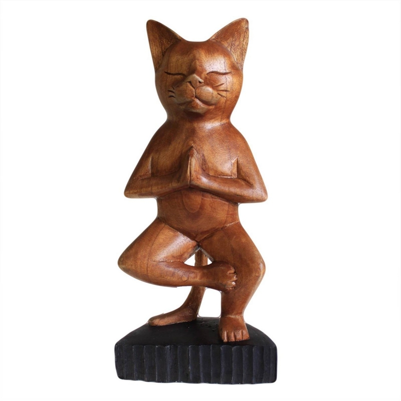 Handgesneden yoga kat - op één been