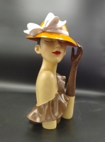Beeld lady met hoed