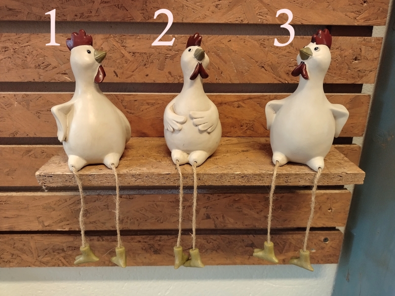 Beeldje kip met bungelbeentjes
