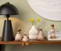 Beeldje eend met bungelbeentjes