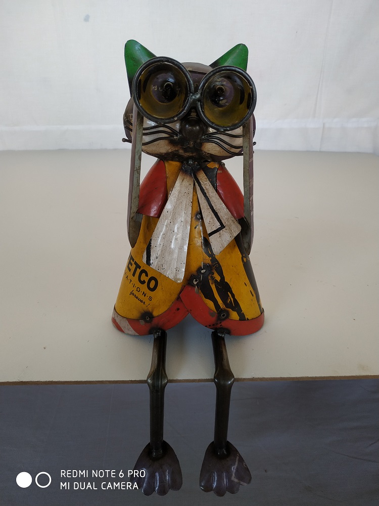 Zittende kat met verrekijker van gerecycled blik