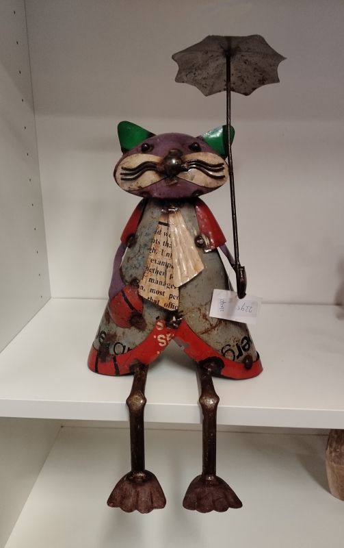 Zittende kat met paraplu van gerecycled blik