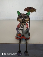 Zittende kat met paraplu van gerecycled blik