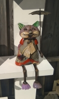 Zittende kat met paraplu van gerecycled blik