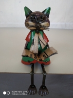 Zittende kat met boek van gerecycled blik