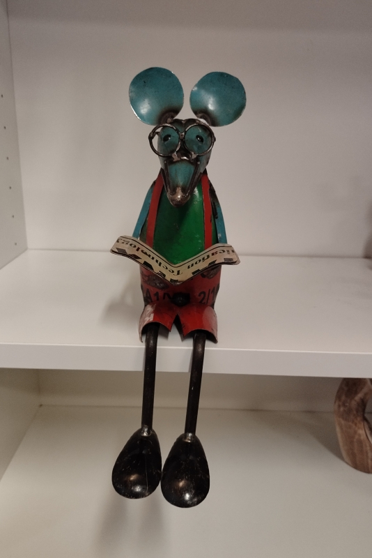 Zittende muis met boek van gerecycled blik