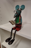 Zittende muis met boek van gerecycled blik