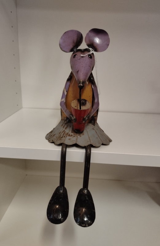 Zittende muis met beker van gerecycled blik