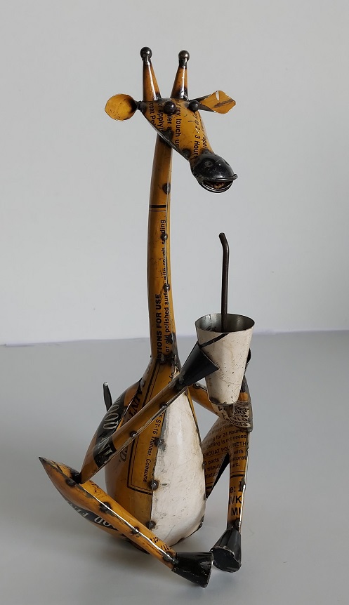 Zittende giraf met beker van gerecycled blik