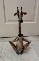 Zittende giraf met beker van gerecycled blik