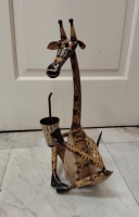 Zittende giraf met beker van gerecycled blik