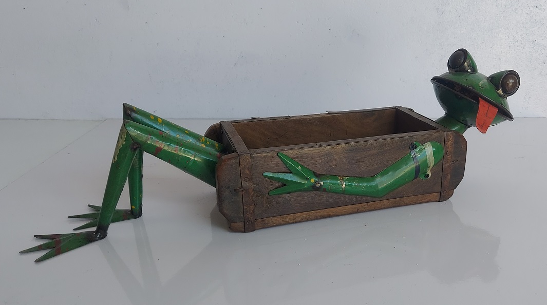 Kikker van steenmal en gerecycled blik