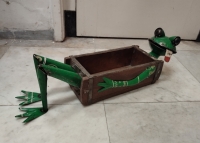 Kikker van steenmal en gerecycled blik