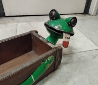 Kikker van steenmal en gerecycled blik