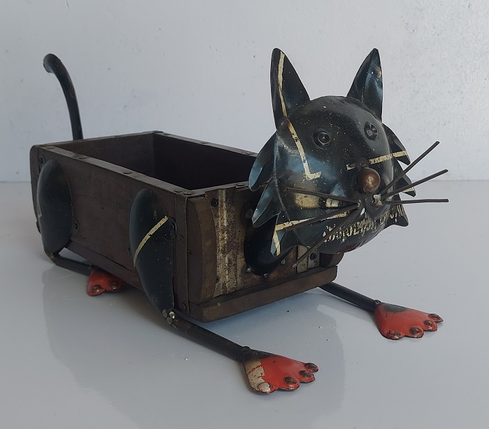 Kat van steenmal en gerecycled blik