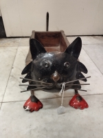 Kat van steenmal en gerecycled blik