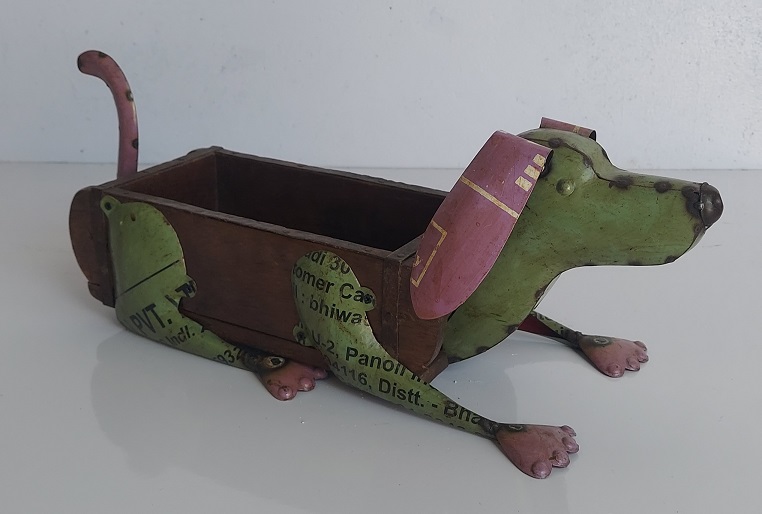 Hond van steenmal en gerecycled blik