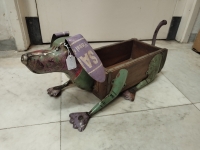 Hond van steenmal en gerecycled blik