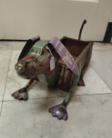 Hond van steenmal en gerecycled blik