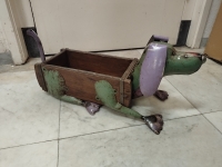 Hond van steenmal en gerecycled blik