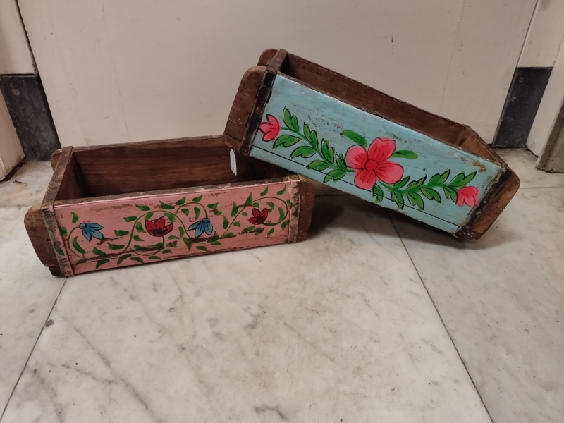 Houten steenmal met beschildering