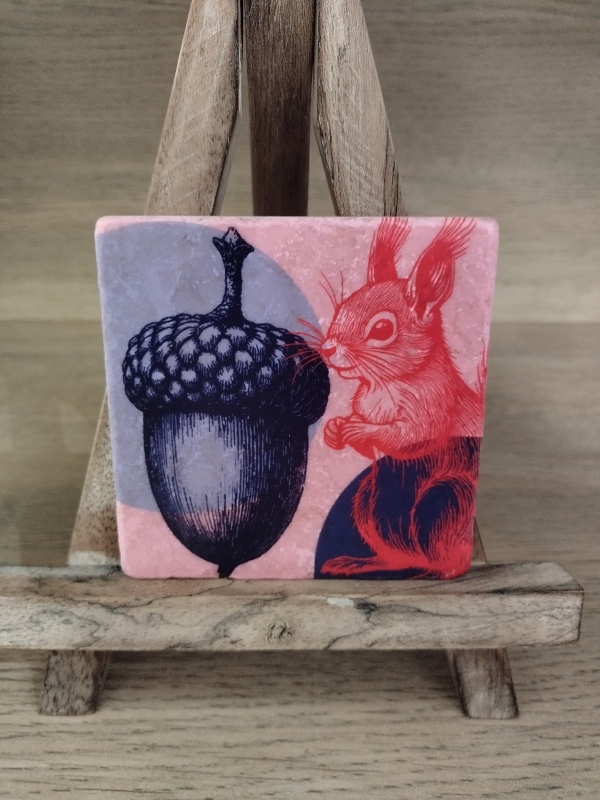 Decoratieve tegel eekhoorn met eikel