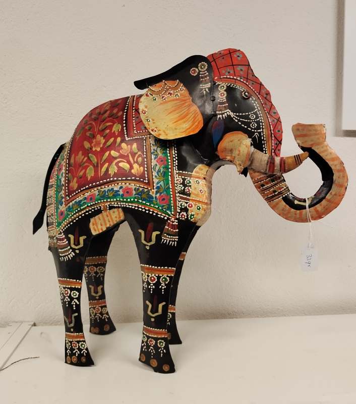 Olifant van gerecycled blik in oosterse stijl
