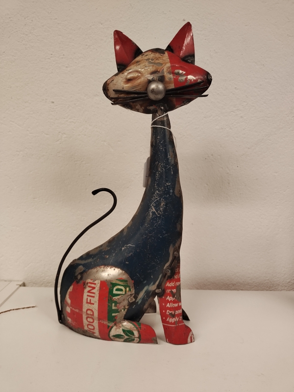 Zittende kat M van gerecycled blik