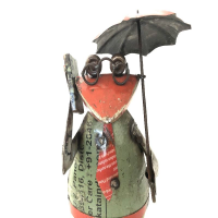 Kikker met telefoon en plu van gerecycled blik