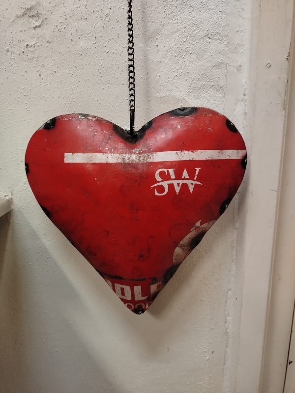 Hangend hart van gerecycled blik
