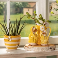 Beeldje eend in regenjas met hoedje