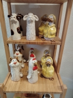 Beeldje eend in regenjas met hoedje