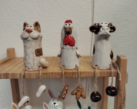 Beeldje poes met bungelbeentjes
