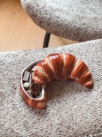Aardewerk bakje met deksel croissant