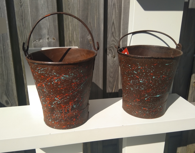 Metalen emmer roestkleurig