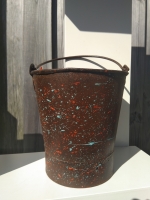 Metalen emmer roestkleurig