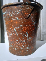 Metalen emmer roestkleurig