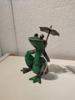 Kleine kikker met paraplu van gerecycled blik