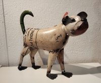 Staande hond van gerecycled blik