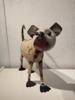 Staande hond van gerecycled blik