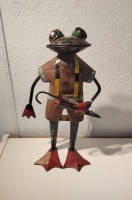Kikker met paraplu van hout en gerecycled blik