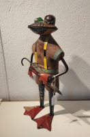 Kikker met paraplu van hout en gerecycled blik