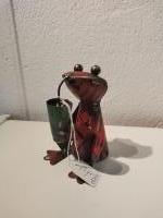 Kleine kikker met drinkbeker van gerecycled blik