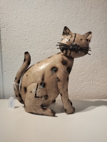 Zittende kat van gerecycled blik