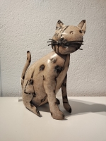Zittende kat van gerecycled blik