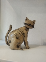 Zittende kat van gerecycled blik