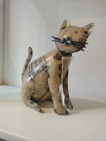 Zittende kat van gerecycled blik