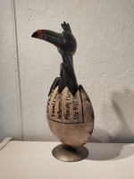 Vogel in ei van gerecycled blik