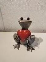 Kleine kikker met hart van gerecycled blik
